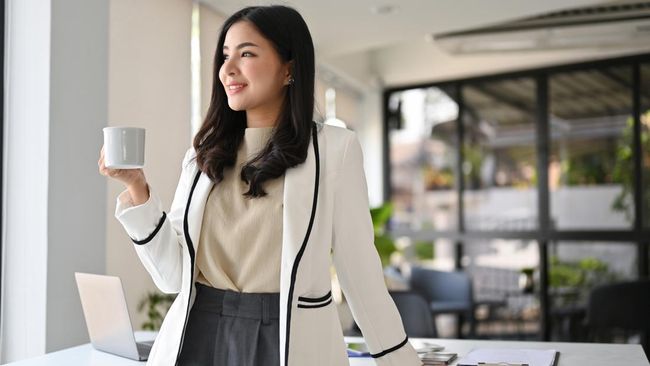 8 Ciri Perempuan Tenang dan Percaya Diri, Auranya Bikin Segan