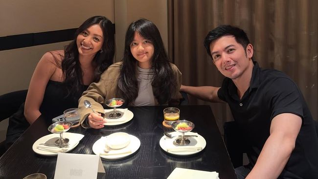 Potret Nicky Tirta & Mantan Istri Beri Kejutan Ultah untuk Anak