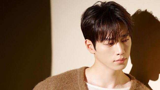 5 Potret Tampan Seo Kang Joon di Balik Layar Promo Drama Korea ‘A Love Other than Yours’
