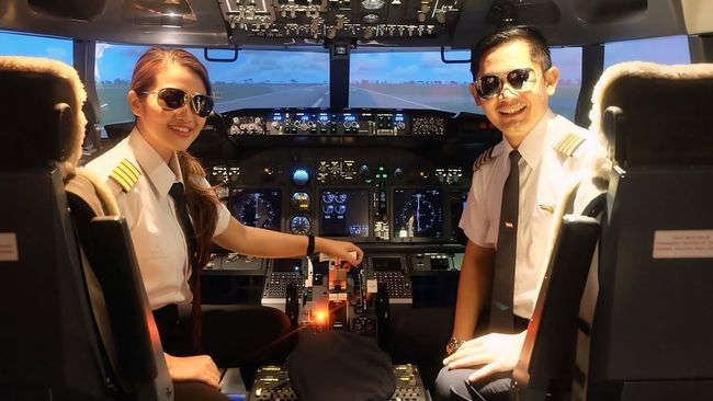 Potret Fitri Carlina dan Suami Pilot