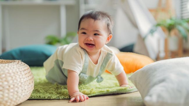 Bukan Cuma Aktif, Ini Tahap Perkembangan Bayi 0-12 Bulan dan Cara Orang Tua Mendukungnya